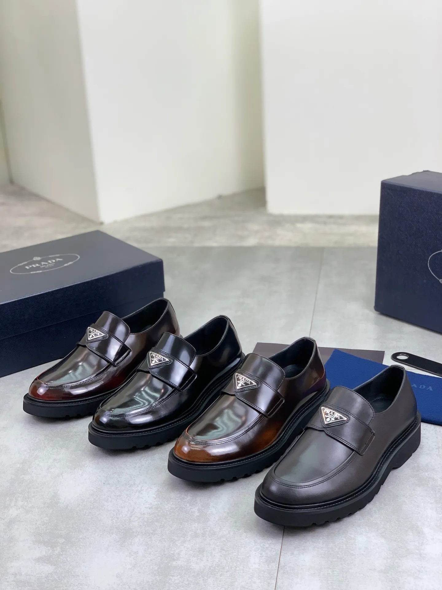 Factory price P860 💰Original quality, top version🔱 ＰＲＡＤＡPrada. Men's business casual leather shoes, top-quality leather shoes. 1:1 shipment ⬆️Luxurious and noble 👞All imported original color-rubbed edge beads, just to create a more comfortable wearing experience. Upper: Original comfortable open-edge bead rubbed color calfskin ➕Top imported water-dyed full cow lining, original lightweight and comfortable TPU foam combination bottom ✔️Code number: 39-45 (38.46 47 can be customized)